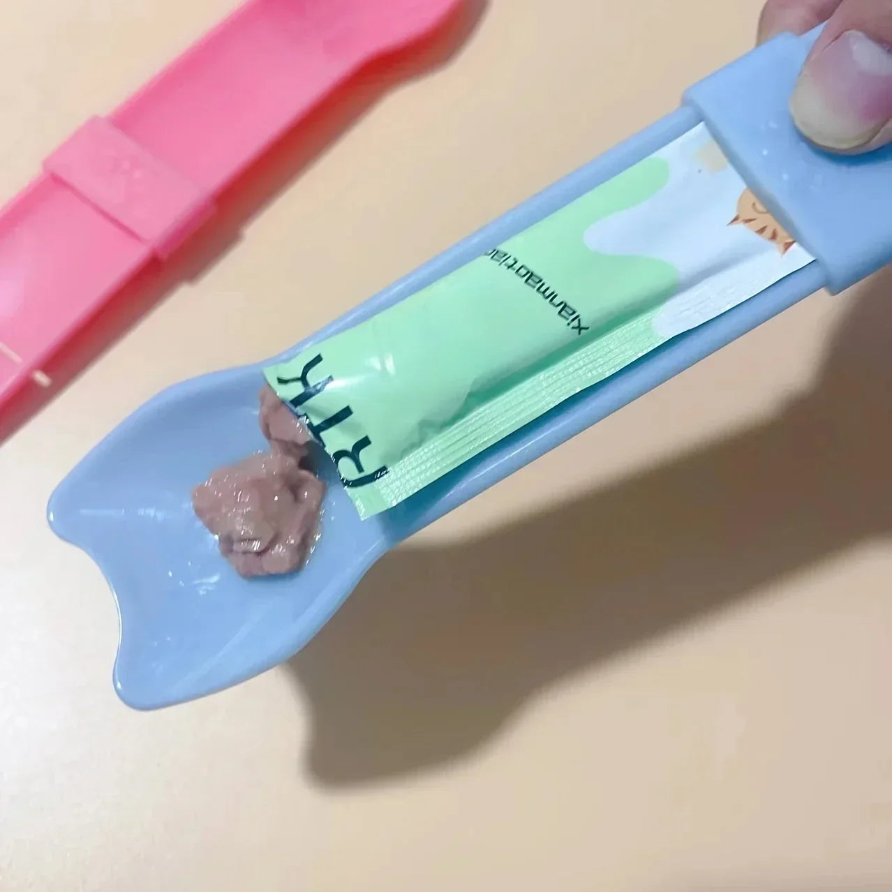 Squeeze Spoon Strip Feeder - The Ultimate Feeding Tool for Lickable Cat Treats!